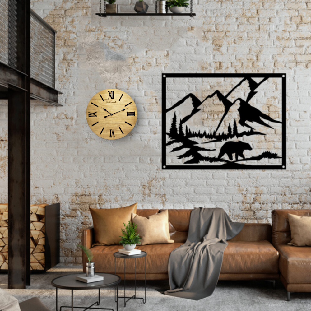 Holzwerk MERZIG 60 cm vintage Holz-Quarz Wanduhr mit römischen Ziffern im Wohnzimmer und Frontansicht