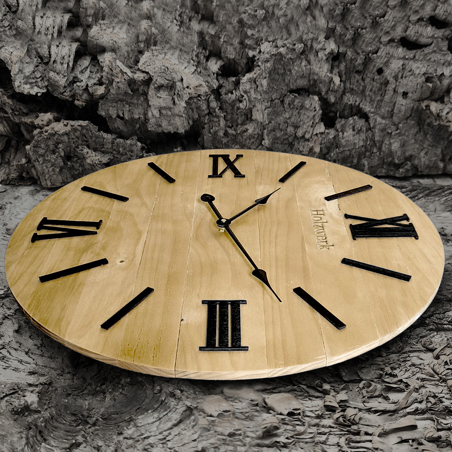 Holzwerk MERZIG 60 cm vintage Holz-Quarz Wanduhr mit römischen Ziffern und Seitenansicht rechts