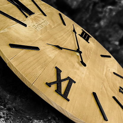 Holzwerk MERZIG 60 cm vintage Holz-Quarz Wanduhr mit römischen Ziffern in Detailansicht mit schwarzen Ziffern