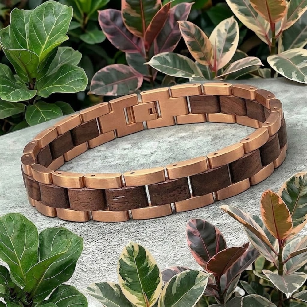 Holzwerk MILASEE roségold-braunes Holz Armband aus Walnussholz und Edelstahl mit Gliederkonstruktion auf Holz platziert