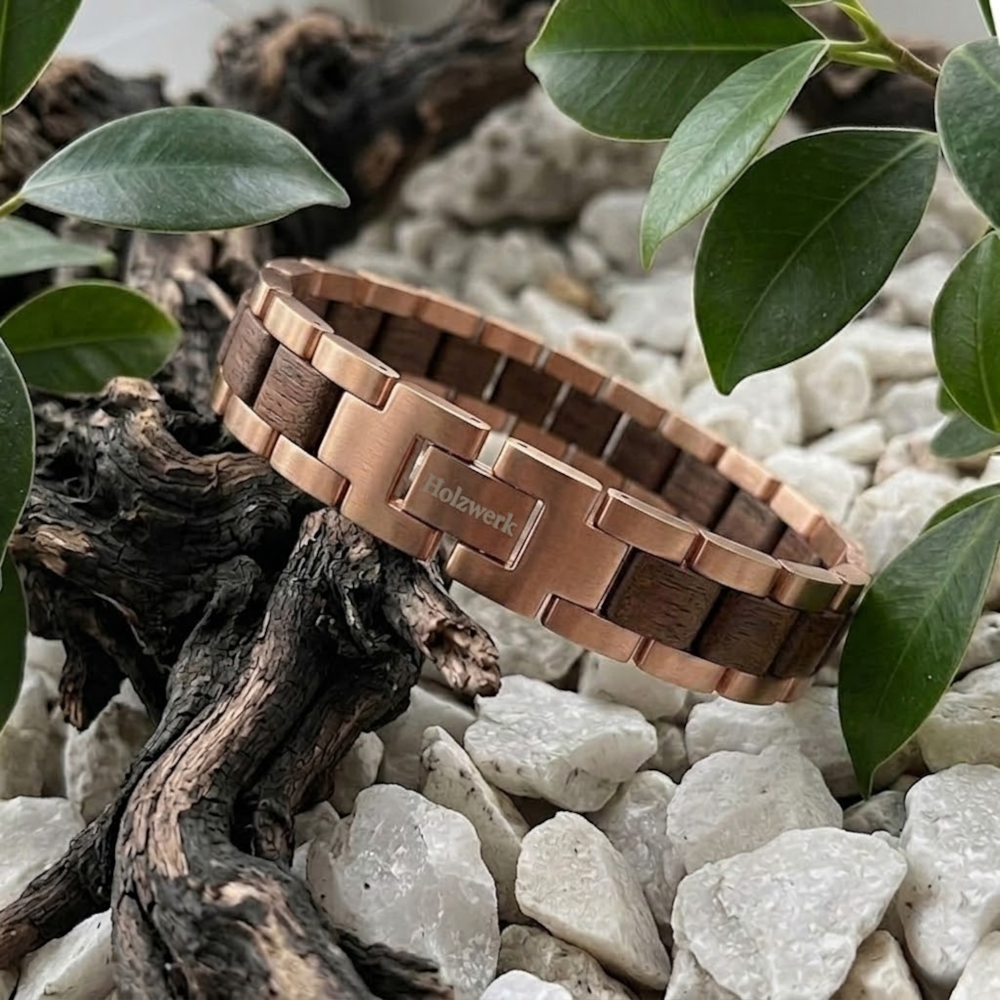 Holzwerk MILASEE roségold-braunes Holz Armband aus Walnussholz und Edelstahl mit Gliederkonstruktion, Lifestyle Foto in Holzumgebung