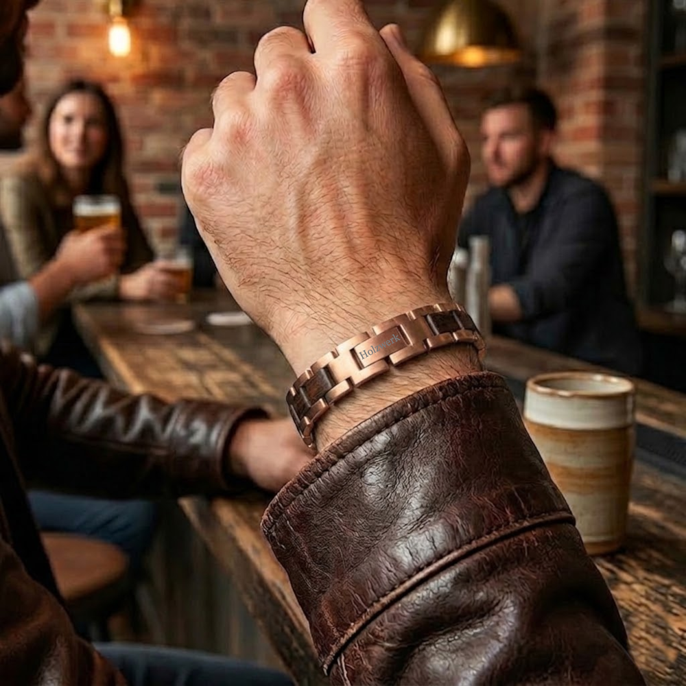 Holzwerk MILASEE roségold-braunes Holz Armband aus Walnussholz und Edelstahl mit Gliederkonstruktion, am Handgelenk getragen