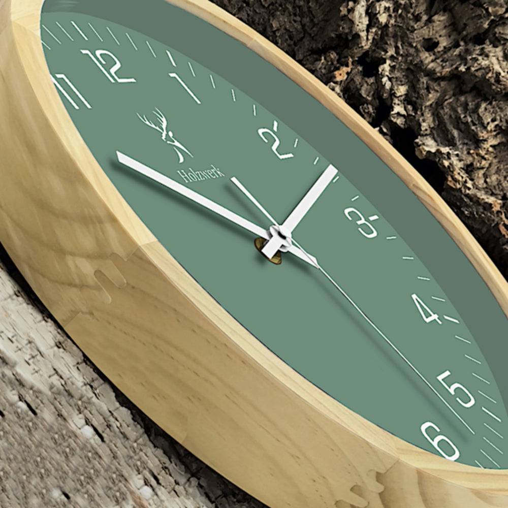 Holzwerk NAUMBURG 30 cm Wanduhr aus Vollholz mit grün-weißem Zifferblatt und modernem Design, Detailaufnahme mit Zeigern