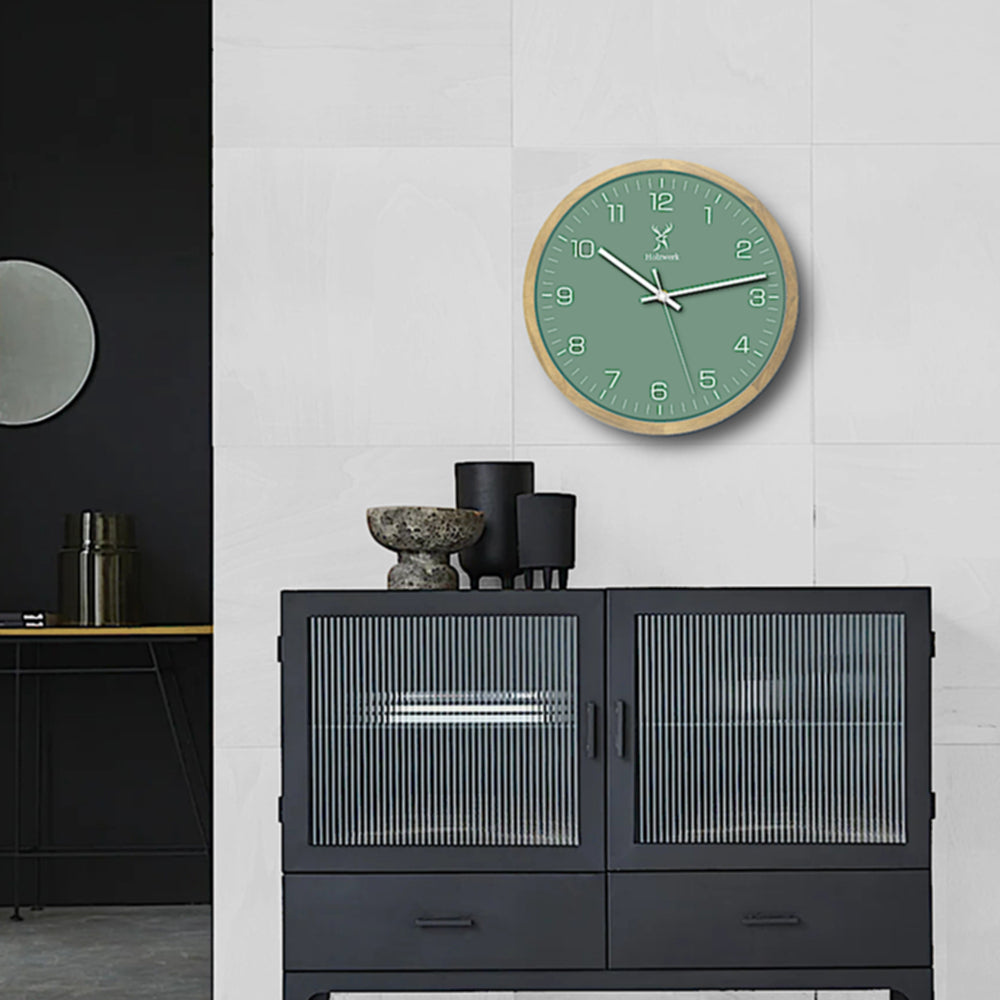 Holzwerk NAUMBURG 30 cm Wanduhr aus Vollholz mit grün-weißem Zifferblatt und modernem Design im Wohnbereich
