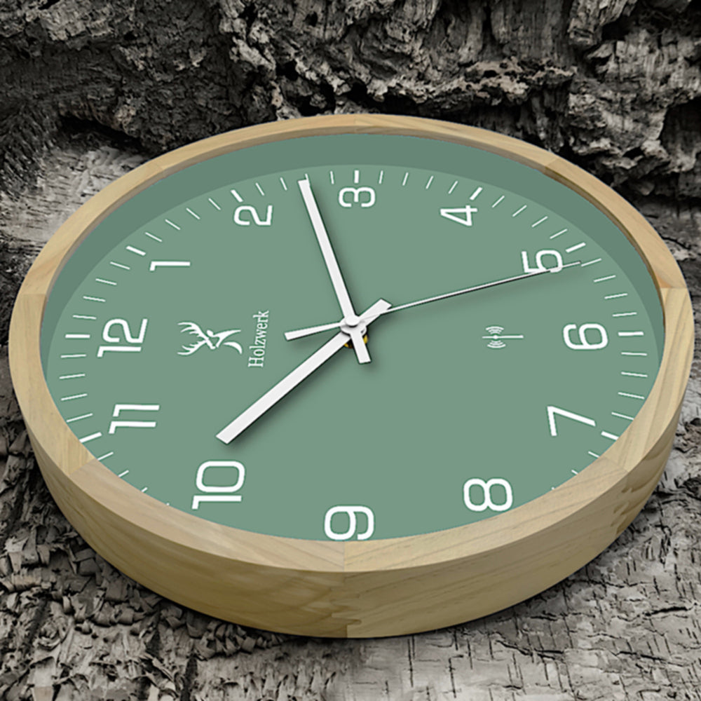 Holzwerk NAUMBURG 30 cm Funk-Wanduhr aus Vollholz mit grün-weißem Zifferblatt und modernem Design, Seitenansicht links
