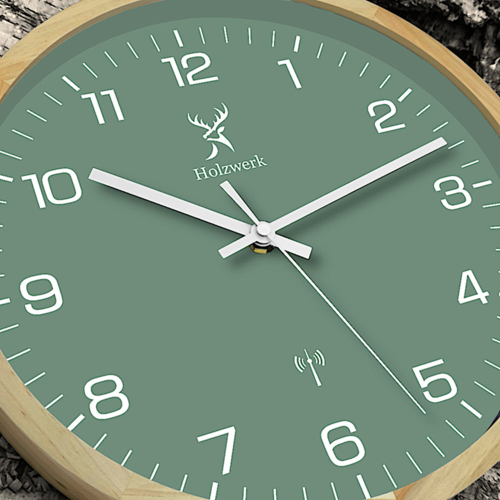Holzwerk NAUMBURG 30 cm Funk-Wanduhr aus Vollholz mit grün-weißem Zifferblatt und modernem Design, Detailansicht mit Logo