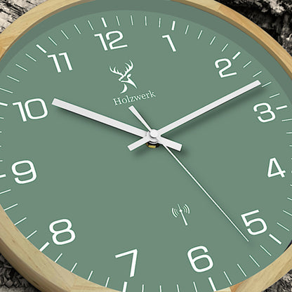 Holzwerk NAUMBURG 30 cm Funk-Wanduhr aus Vollholz mit grün-weißem Zifferblatt und modernem Design, Detailansicht mit Logo