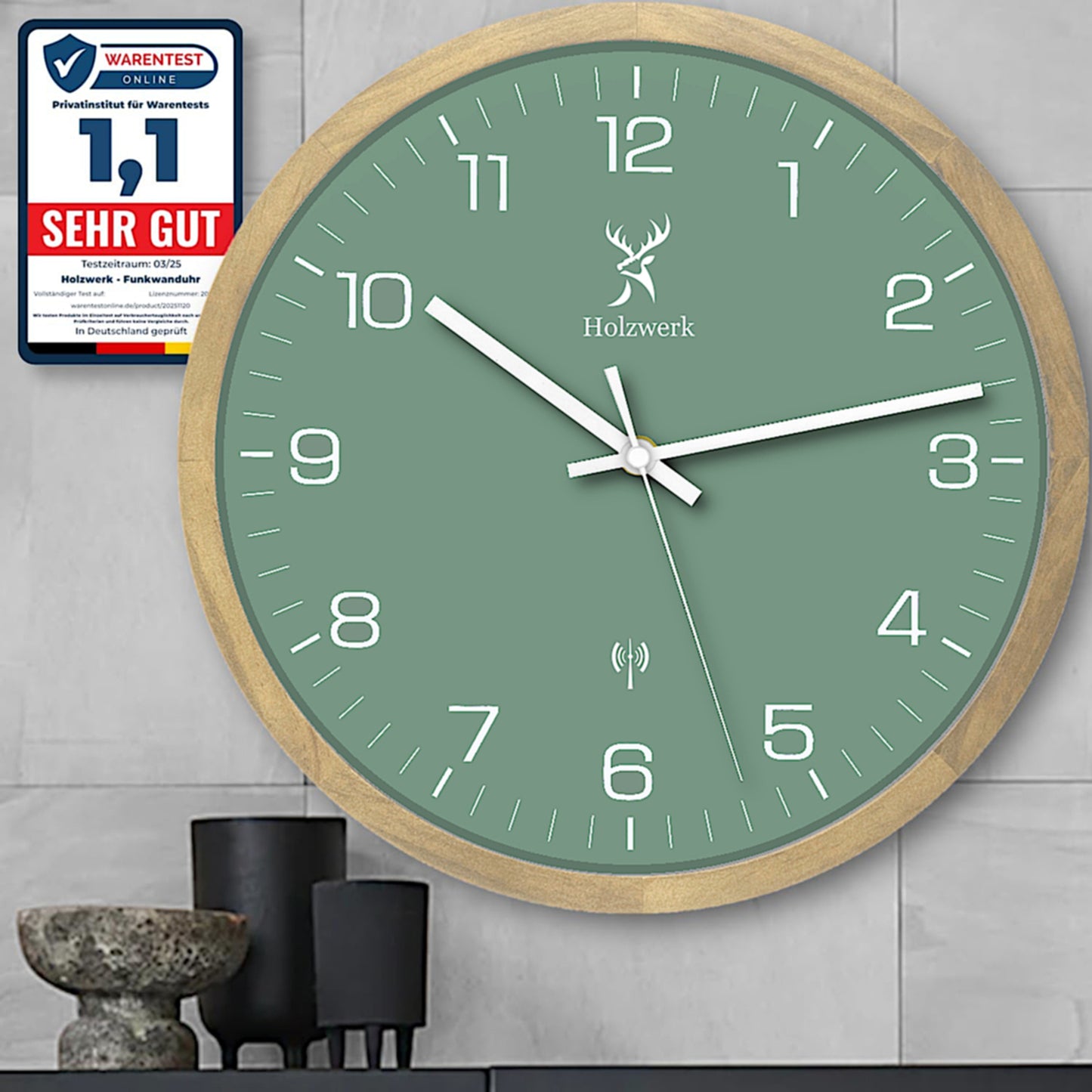 Holzwerk NAUMBURG 30 cm Funk-Wanduhr aus Vollholz mit grün-weißem Zifferblatt und modernem Design mit Auszeichnung im Wohnzimmer