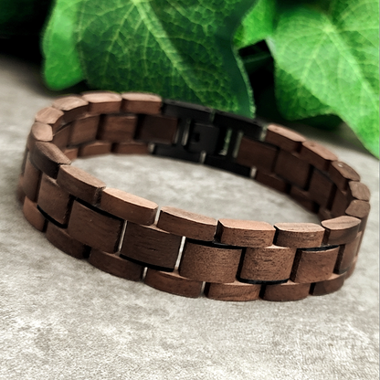 Holzwerk NEBELSEE braun-schwarzes Holz Armband aus Walnussholz und Edelstahl, Lifestyle Foto der Rückseite