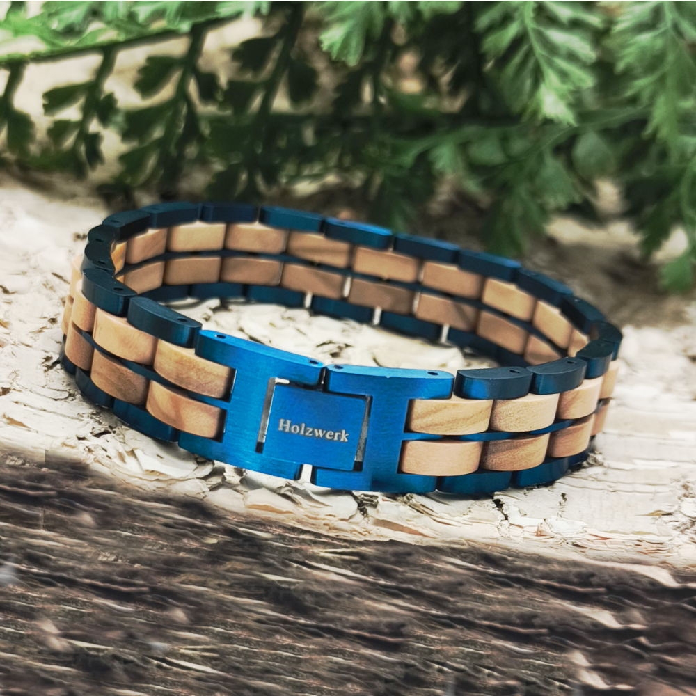 Holzwerk OBERSEE blau-beiges Holz-Armband aus Olivenholz und Edelstahl mit Gliederkonstruktion in natürlicher Holzumgebung