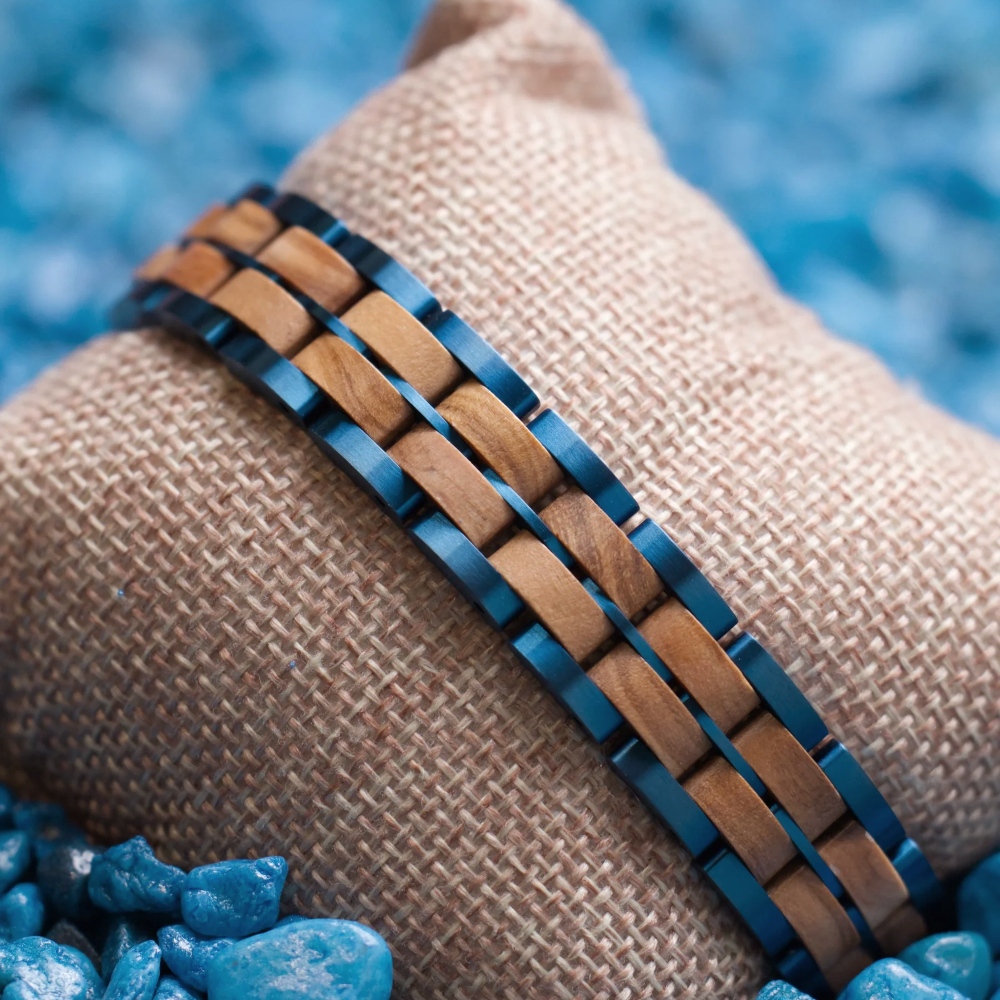 Holzwerk OBERSEE blau-beiges Holz-Armband aus Olivenholz und Edelstahl mit Gliederkonstruktion als Lifestyleaufnahme