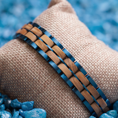 Holzwerk OBERSEE blau-beiges Holz-Armband aus Olivenholz und Edelstahl mit Gliederkonstruktion als Lifestyleaufnahme