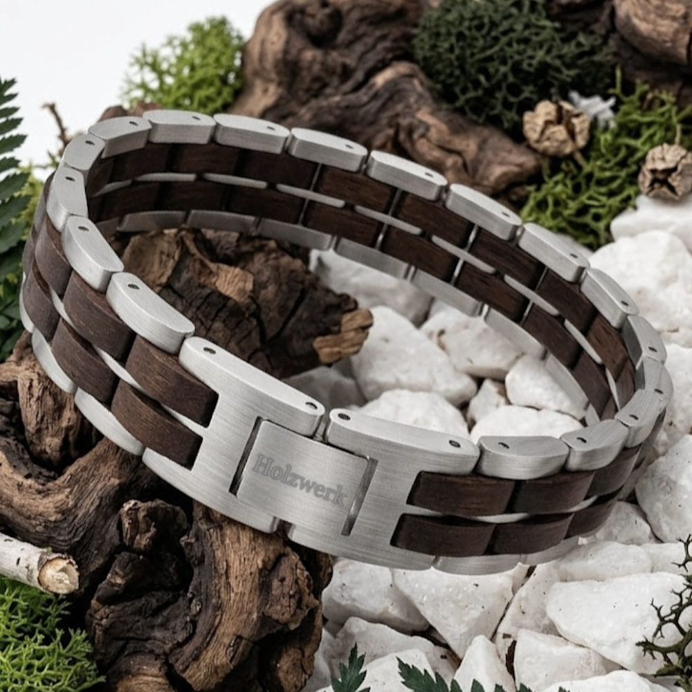 Holzwerk ORTHSEE silber-braunes  Holz Armband aus Walnussholz und Edelstahl mit Gliederkonstruktion, Lifestyle Foto auf Holz