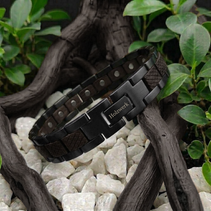 Holzwerk PARKSEE schwarzes Magnet Armband aus Ebonyholz und Edelstahl mit Gliederkonstruktion, Lifestyle Foto in Holzumgebung