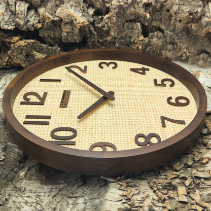Holzwerk PENZBERG 30 cm Quarz-Wanduhr mit Rattan-Design, beigem Zifferblatt und braunen Zeigern, Seitenansicht links