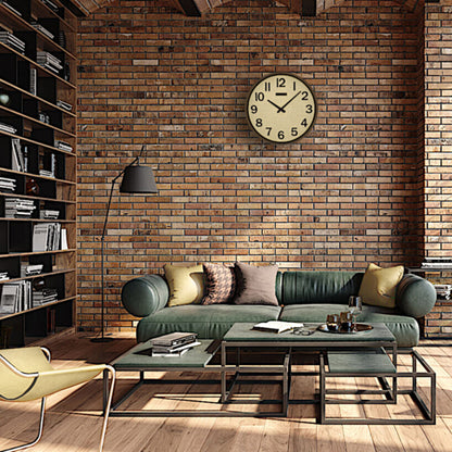 Holzwerk PENZBERG 30 cm Quarz-Wanduhr mit Rattan-Design, beigem Zifferblatt und braunen Zeigern, Lifestyle Foto and der Wand