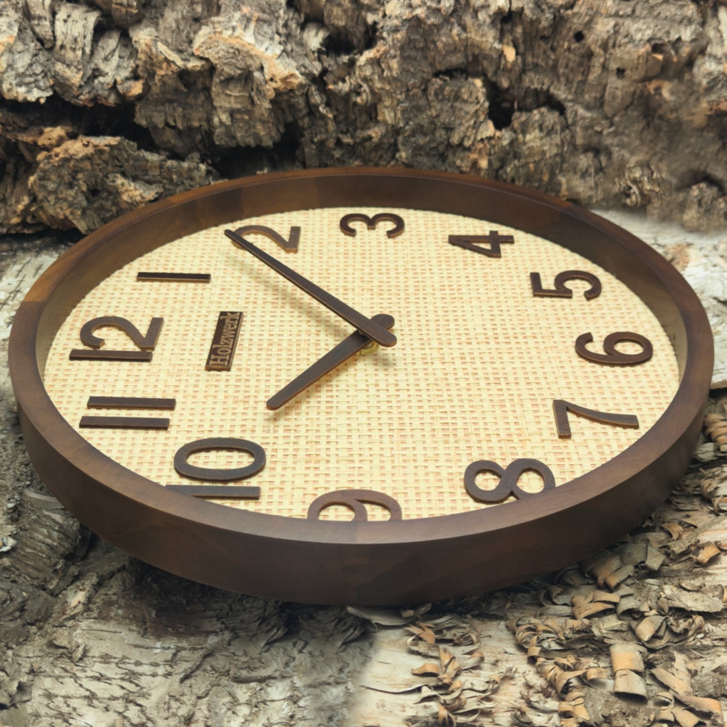 Holzwerk PENZBERG 30 cm Funk-Wanduhr mit Rattan-Design, beigem Zifferblatt und braunen Zeigern, Seitenansicht links
