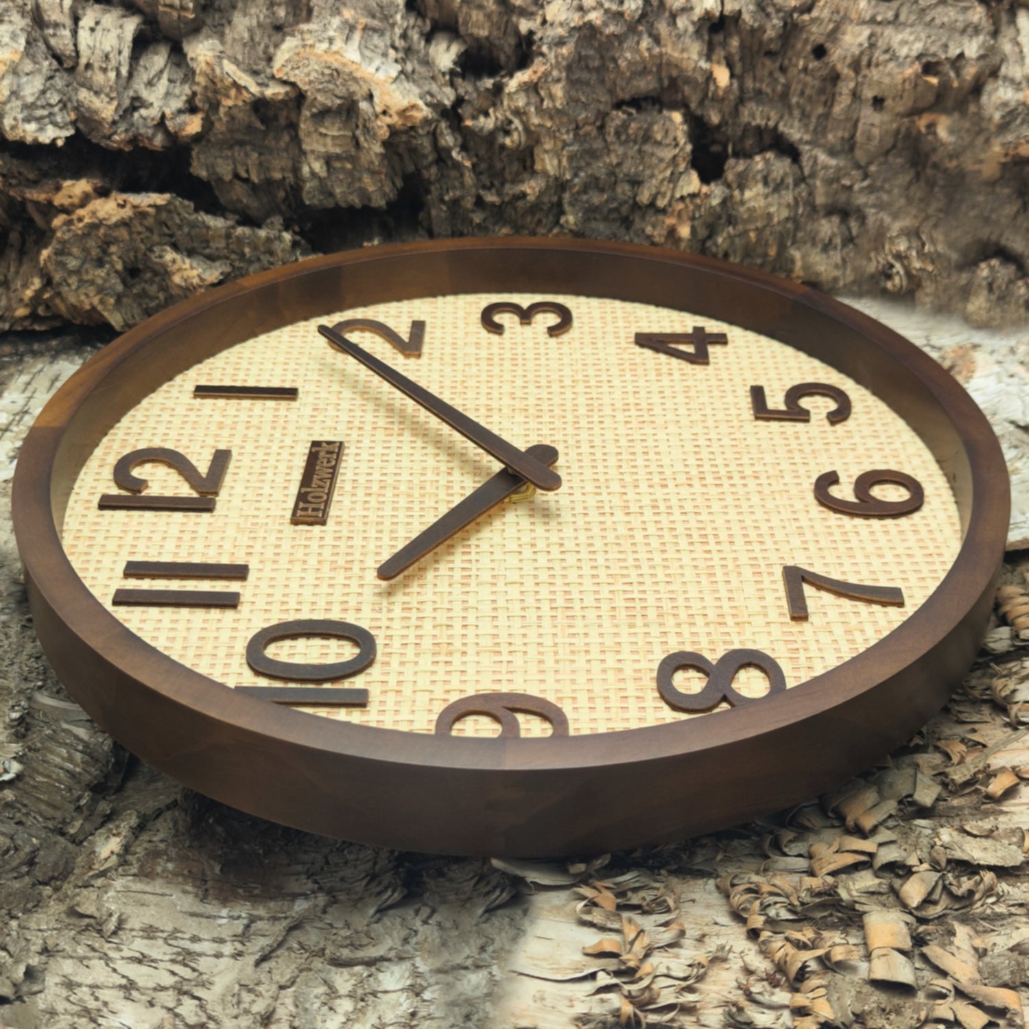 Holzwerk PENZBERG 30 cm Funk-Wanduhr mit Rattan-Design, beigem Zifferblatt und braunen Zeigern, Seitenansicht links