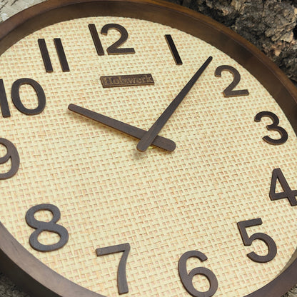 Detailansicht der 30 cm Holzwerk PENZBERG Funk Wanduhr aus Vollholz mit beigem Zifferblatt und brauner Zeigerführung