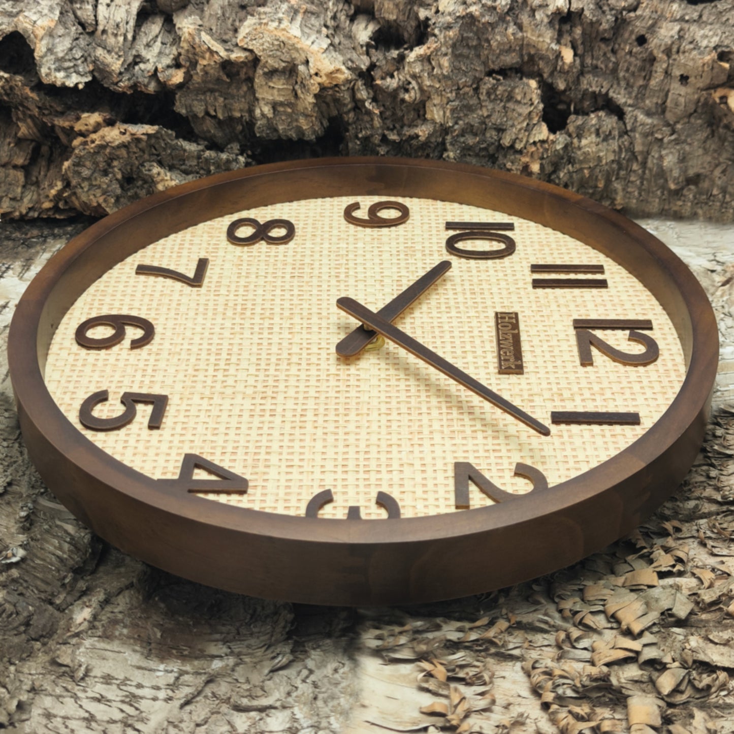 Holzwerk PENZBERG 30 cm Funk-Wanduhr aus Vollholz mit beigem Zifferblatt und braunen Zeigern, Seitenansicht rechts