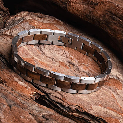 Holzwerk PINNSEE Armband aus Walnussholz und Edelstahl in Silber und Braun mit Gliederdesign in Holzumgebung