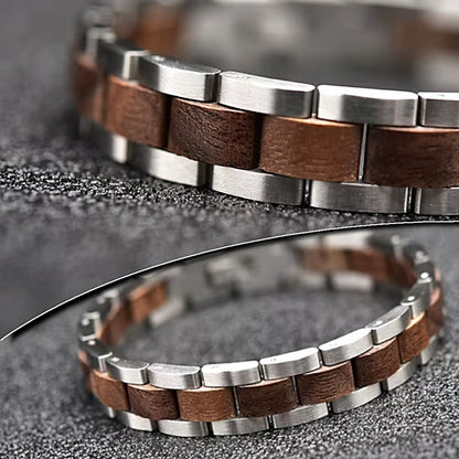 Detailaufnahme der Gliederkonstruktion des Holzwerk PINNSEE Armbands aus Walnussholz und Edelstahl in Silber und Braun mit Gliederdesign 