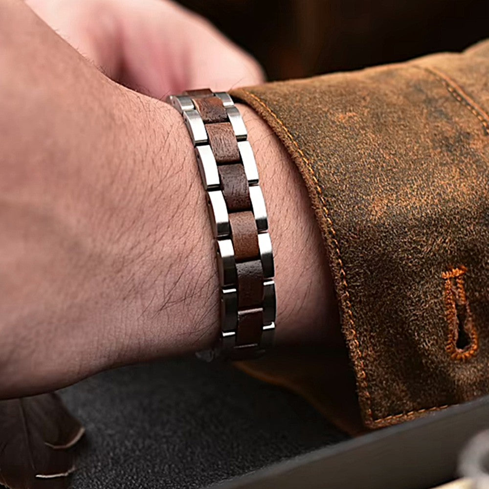 Holzwerk PINNSEE Armband aus Walnussholz und Edelstahl in Silber und Braun mit Gliederdesign am Handgelenk getragen