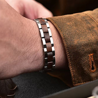 Holzwerk PINNSEE Armband aus Walnussholz und Edelstahl in Silber und Braun mit Gliederdesign am Handgelenk getragen