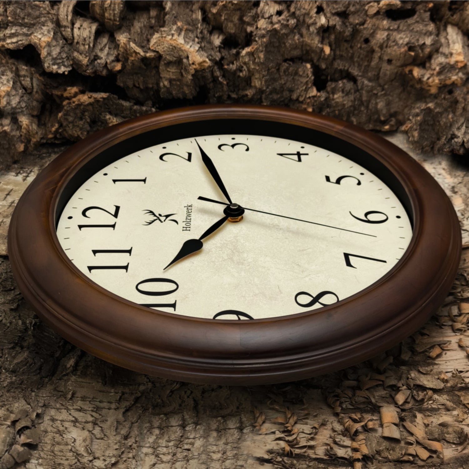 Holzwerk RADEBURG 35 cm Retro Quarz-Wanduhr mit Seitenansicht links und metallischen Zeigern