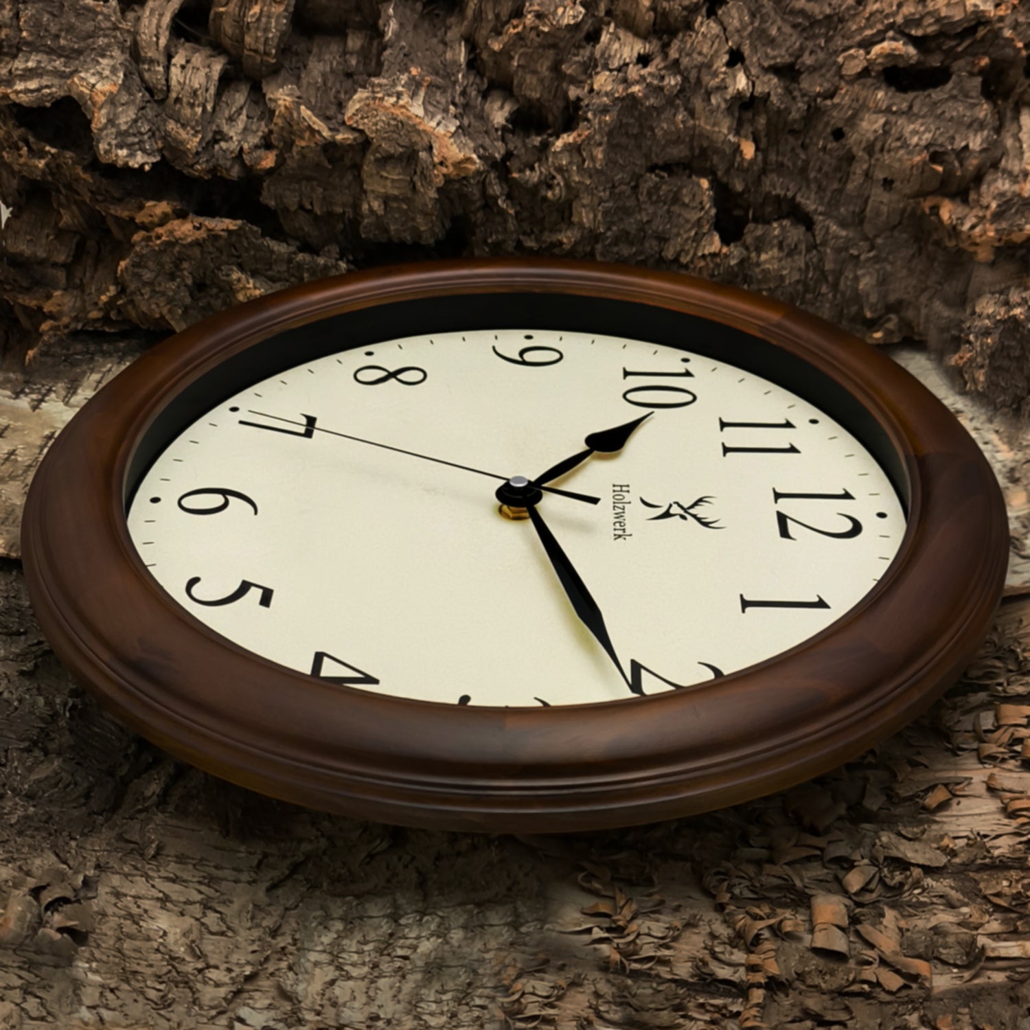 Holzwerk RADEBURG 35 cm Retro Quarz-Wanduhr mit Seitenansicht rechts und metallischen Zeigern