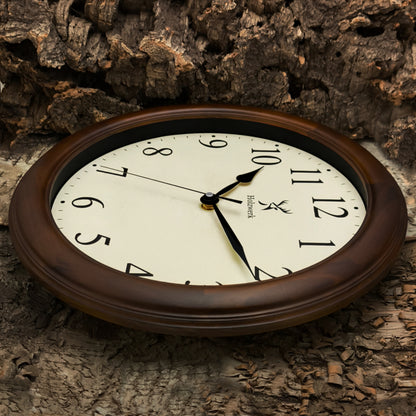 Holzwerk RADEBURG 35 cm Retro Quarz-Wanduhr mit Seitenansicht rechts und metallischen Zeigern