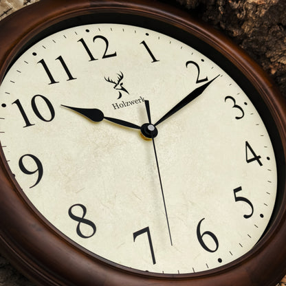 Detailaufnahme der Holzwerk RADEBURG 35 cm Retro Quarz-Wanduhr mit Fokus auf dem beigem Ziffernblatt und den metallischen Zeigern