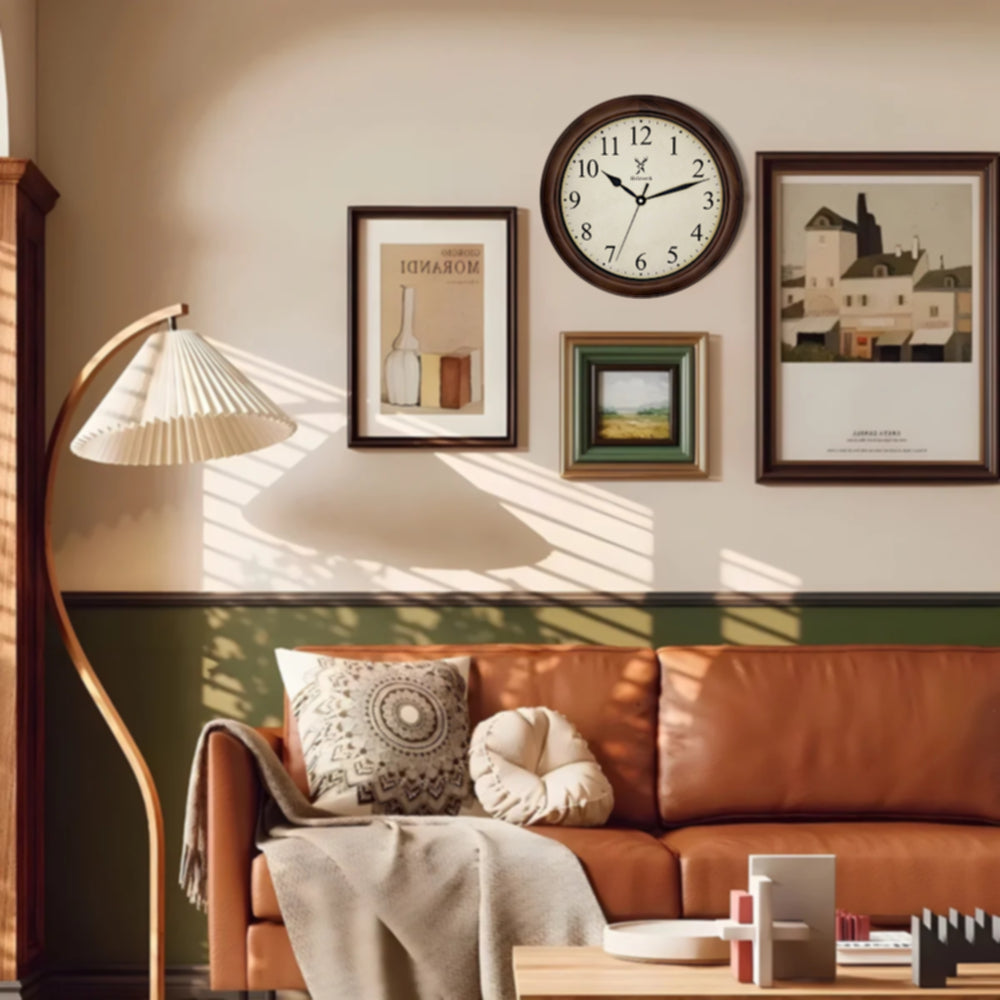 Holzwerk RADEBURG 35 cm Retro Quarz-Wanduhr im Wohnzimmer an der Wand hängend