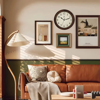 Holzwerk RADEBURG 35 cm Retro Quarz-Wanduhr im Wohnzimmer an der Wand hängend