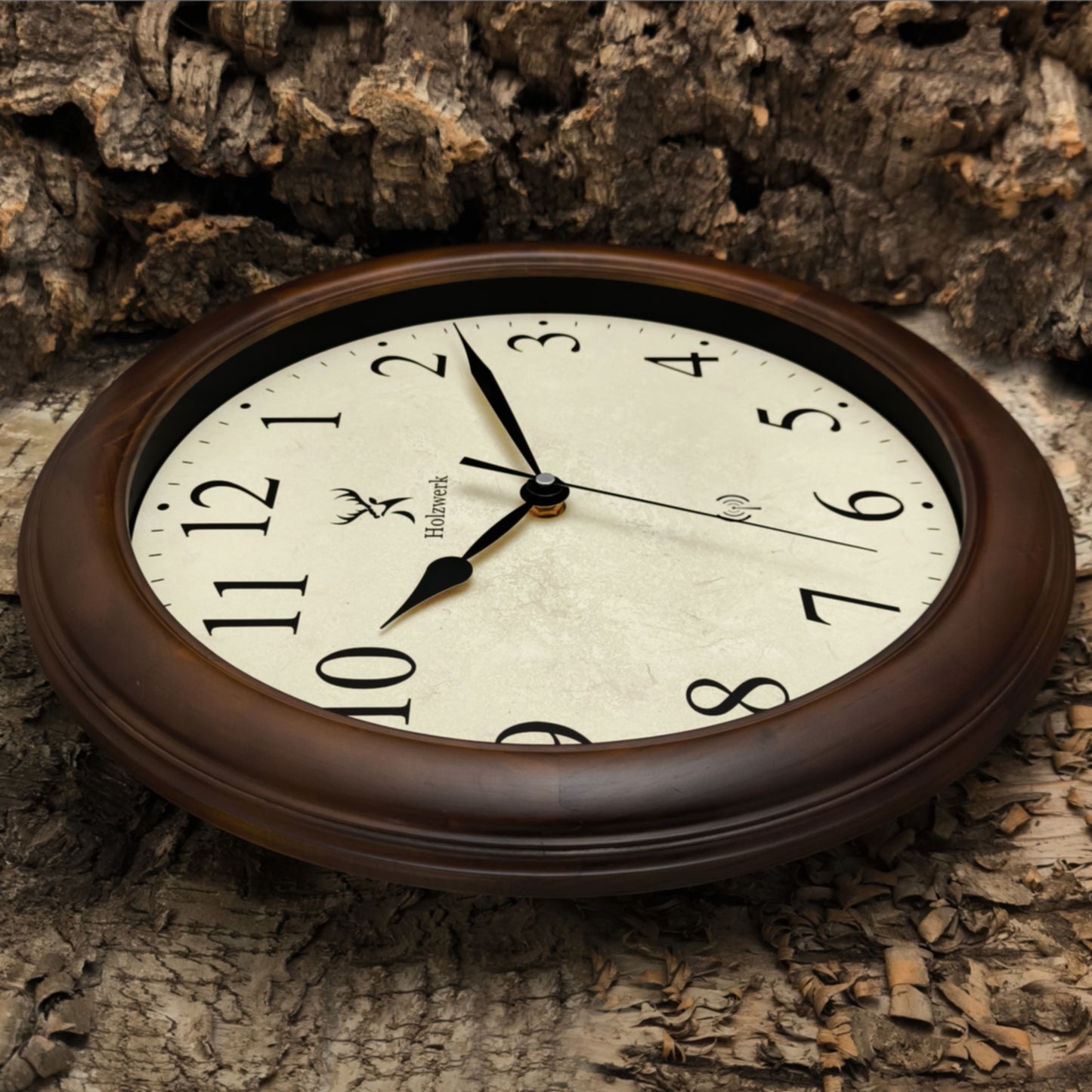 Holzwerk RADEBURG 35 cm Retro Funk-Wanduhr mit Seitenansicht links und metallischen Zeigern