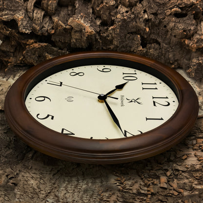 Holzwerk RADEBURG 35 cm Retro Funk-Wanduhr mit Seitenansicht rechts und metallischen Zeigern