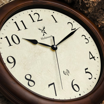 Detailaufnahme der Holzwerk RADEBURG 35 cm Retro Funk-Wanduhr mit Fokus auf dem beigem Ziffernblatt und den metallischen Zeigern