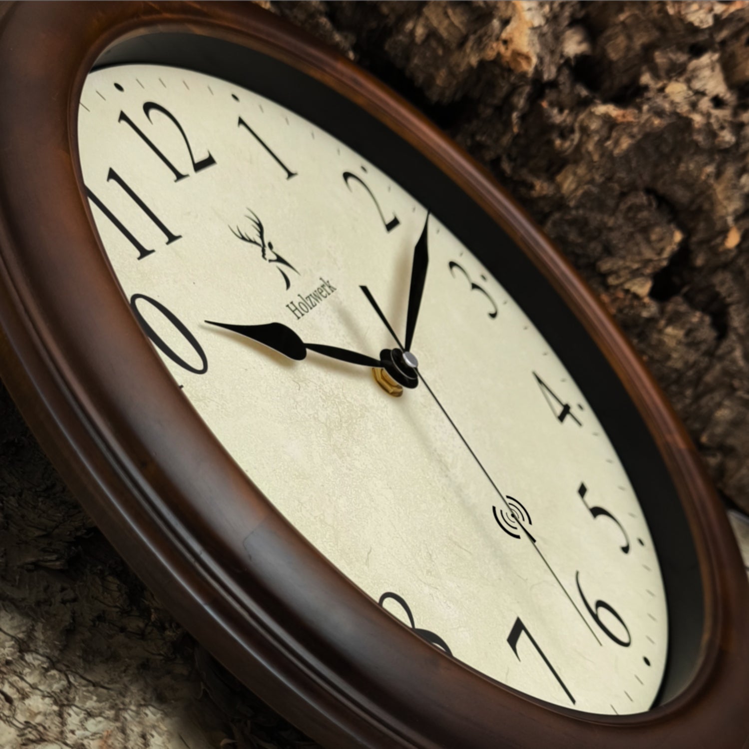 Schrägansicht der Holzwerk RADEBURG 35 cm Retro Funk-Wanduhr mit Fokus auf dem beigem Ziffernblatt und den metallischen Zeigern