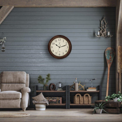 Holzwerk RADEBERG 35 cm Retro Funk-Wanduhr an der Wand hängend im Wohnbereich