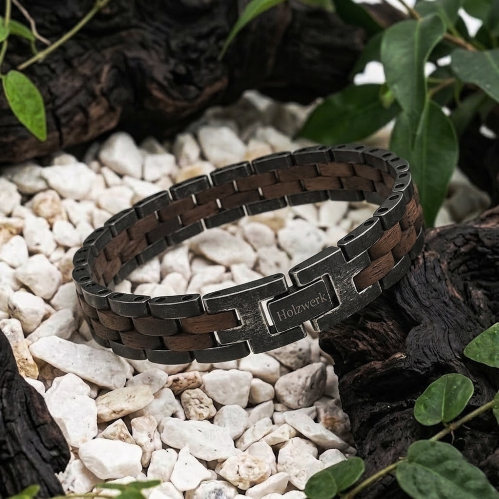 Holzwerk RAGUNSEE grau-braunes Holz Armband aus Walnussholz und Edelstahl mit Gliederkonstruktion, Lifestyle Foto auf Holz