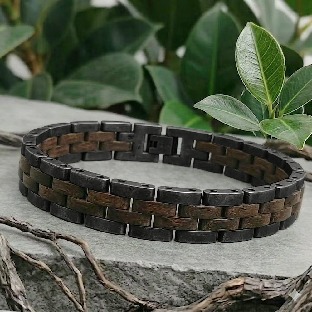 Holzwerk RAGUNSEE grau-braunes  Holz Armband aus Walnussholz und Edelstahl mit Gliederkonstruktion, Lifestyle Foto der Rückseite