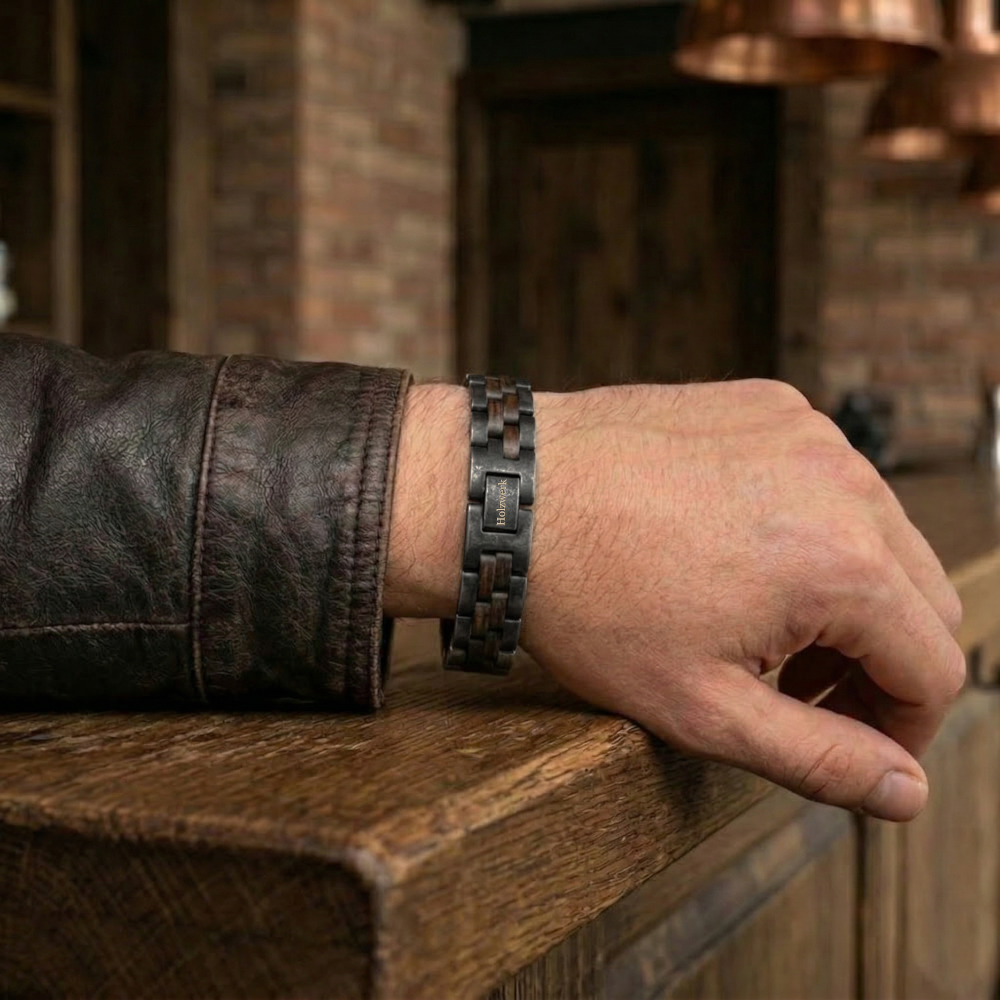 Holzwerk RAGUNSEE grau-braunes  Holz Armband aus Walnussholz und Edelstahl mit Gliederkonstruktion am Handgelenk getragen