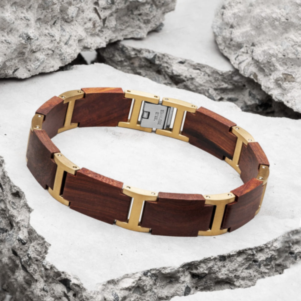 Holzwerk RIEDSEE Armband aus Sandelholz und Edelstahl in Braun und Gold mit Gliederdesign in Holzumgebung