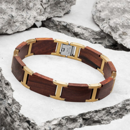 Holzwerk RIEDSEE Armband aus Sandelholz und Edelstahl in Braun und Gold mit Gliederdesign in Holzumgebung