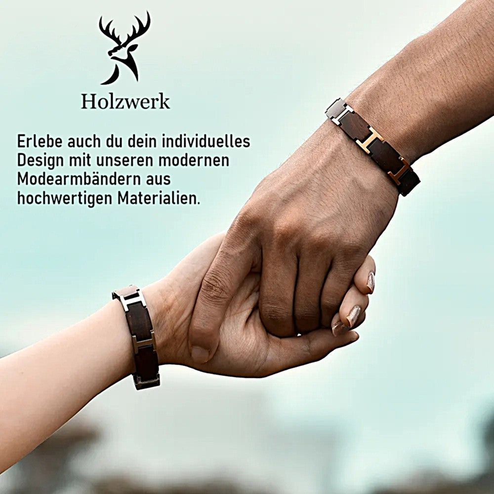 Lifestylefoto des Holzwerk RIEDSEE Armbands aus Sandelholz in Gold und Braun mit Fokus auf Design am Handgelenk