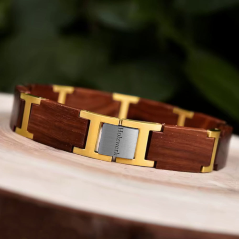 Detailaufnahme des Holzwerk RIEDSEE Armbands aus Sandelholz in Gold und Braun mit Gliederdesign und Logo