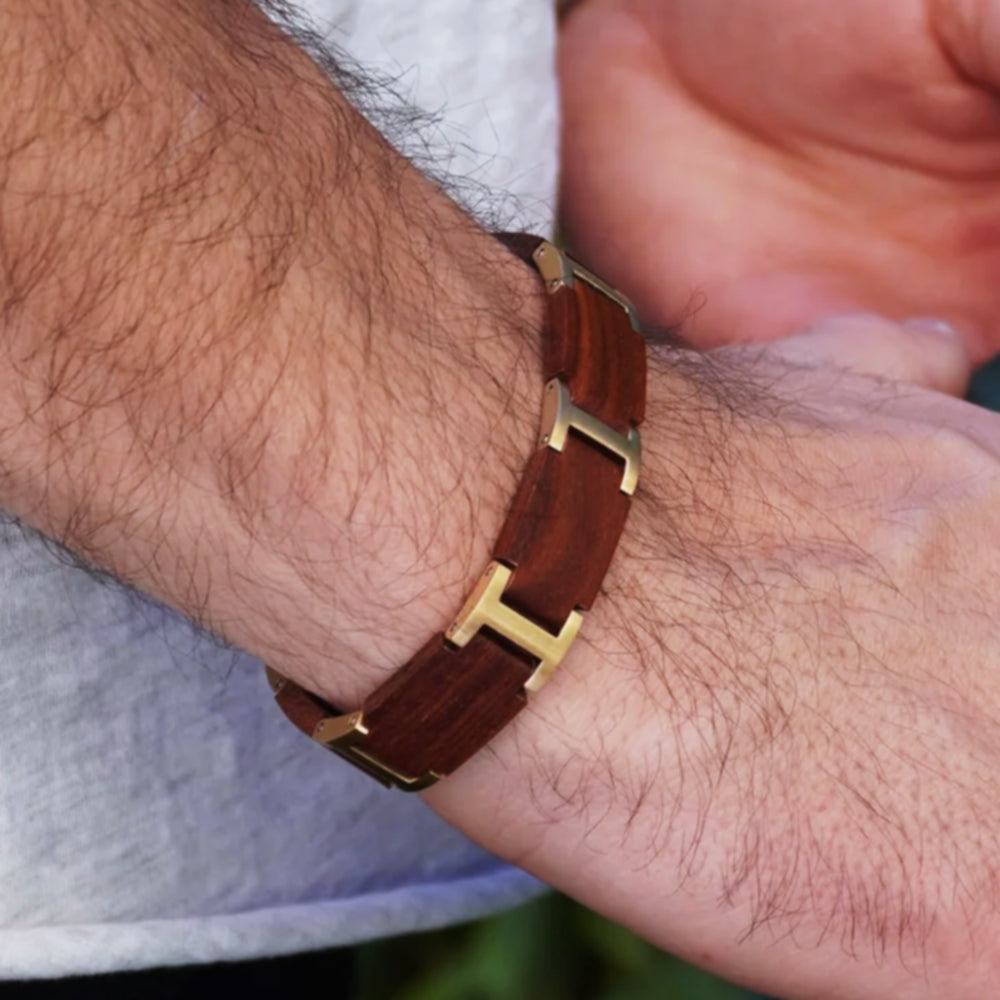 Holzwerk RIEDSEE Armband aus Sandelholz und Edelstahl in Braun und Gold mit Gliederdesign am Handgelenk getragen