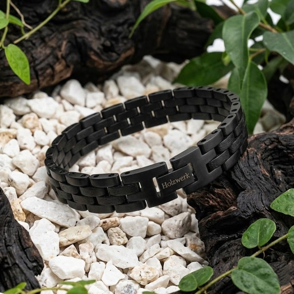 Holzwerk RIEGSEE Damen und Herren Holz & Edelstahl Armband aus Ebonyholz  in schwarz, Lifestyle Foto auf Holz platziert