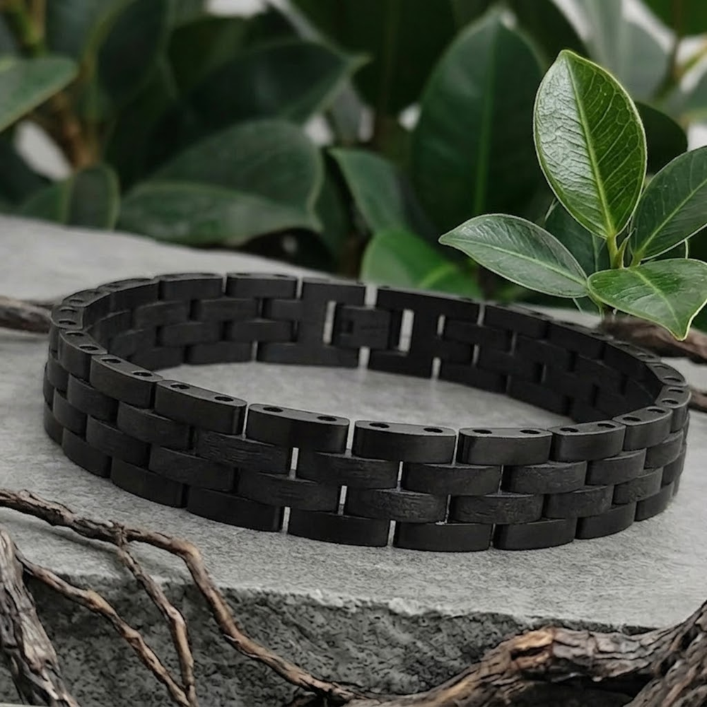 Holzwerk RIEGSEE Damen und Herren Holz & Edelstahl Armband aus Ebonyholz  in schwarz, Lifestyle Foto der Rückansicht