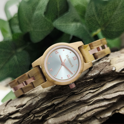 Holzwerk ROSENHEIM Damen Armbanduhr aus Olivenholz mit silber-roségoldenem Zifferblatt in natürlicher Holzumgebung